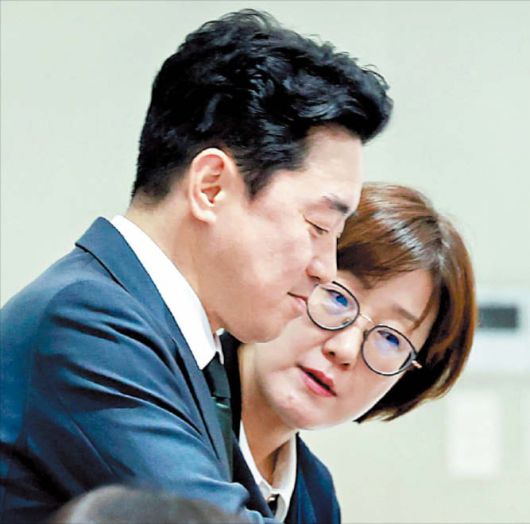 연합뉴스김현지(오른쪽) 대통령실 제1부속실장이 14일 서울 용산 대통령실에서 열린 국무회의에서 강훈식 비서실장과 이야기하고 있다.