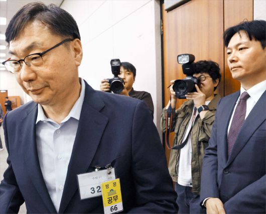 뉴스1국감서 만난 이화영과 박상용 검사  이화영(왼쪽) 전 경기도 평화부지사가 14일 국회 법제사법위원회에서 열린 법무부 국정감사에 나와 박상용(법무연수원 교수) 검사를 지나치고 있다. 박 검사는 이 전 부지사가 유죄 확정판결을 받은 ‘쌍방울의 불법 대북 송금’ 사건을 수사했다. 이 전 부지사는 이 사건으로 대법원에서 7년 8개월을 확정받고 수감 중인데 이날 국정감사 증인으로 출석했다.