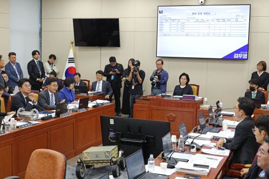 \더불어민주당 김우영 의원이 16일 국회 과학기술정보방송통신위원회에서 열린 2025년도 국정감사에서 국민의힘 박정훈 의원의 문자 폭로 사태 관련 발언을 하고 있다. /연합뉴스