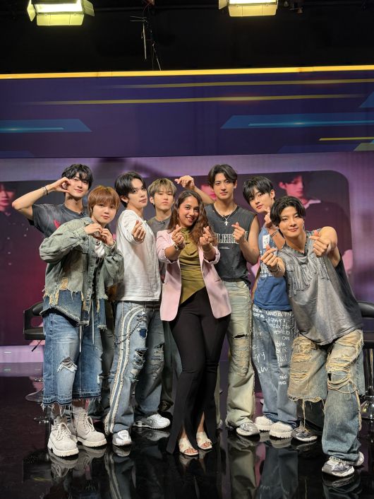 지난 12일 '인디아TV 뉴스'에 출연한 유나이트 멤버들. K팝 아이돌 그룹의 출연은 최초다. /브랜뉴뮤직