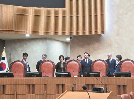 추미애 법사위원장(맨 오른쪽)을 비롯한 법사위 소속 여당 국회의원들이 지난 15일 대법원 현장 검증 과정에서 대법원 대법정 법대를 살펴보고 있다. 국민의힘은 “민주당이 사법부를 짓밟았다”고 비판했다./ 주진우 국민의힘 의원 페이스북