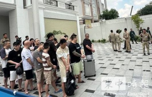 캄보디아 경찰이 10월 9일 프놈펜시  한 빌라에서 보이스피싱 사기조직을 급습해 18명의 용의자를 체포하고 있다./캄보디아 차이나 타임스 캡처