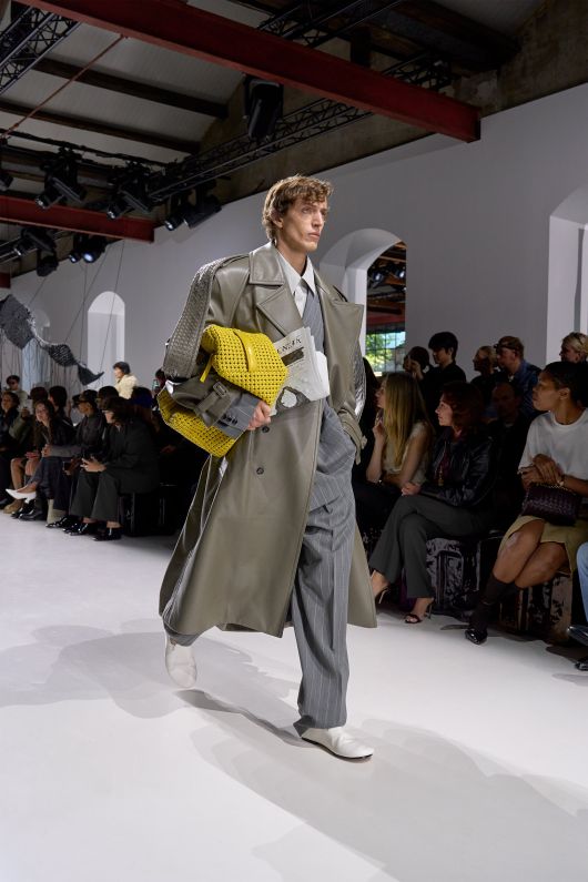 뉴요커들의 바쁜 모습을 형상화한 듯한 디자인. 레더 트렌치의 어깨 부분을 보테가 베네타 가방 밑바닥에서 영감받아 탄탄하게 직조한 것과 더불어 모델이 팔에 끼고 있는 신문을 자세히 보면 보테가 베네타의 특징인 인트레치아토로 돼 있다. /보테가 베네타