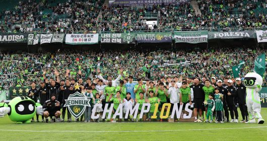 통산 10번째 우승을 달성하고 기념촬영을 한 전북 선수단. / 연합뉴스