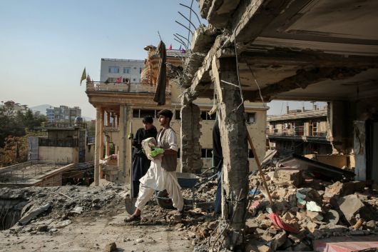 지난 16일 아프가니스탄 수도 카불에서 작업자들이 파키스탄의 공습으로 파괴된 한 학교 인근 건물을 살펴보고 있다./EPA 연합뉴스