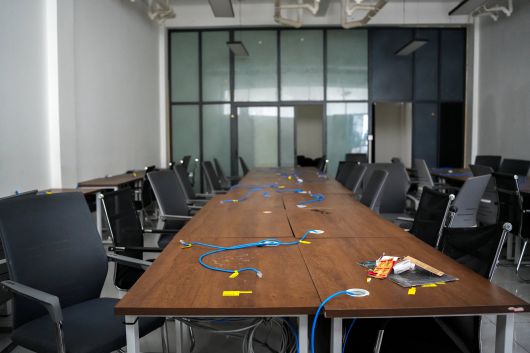 16일 캄보디아 타케오주 범죄단지인 태자단지 내부 모습.  스캠사기에 사용된 것으로 보이는 랜선들이 널려 있다. /로이터 연합뉴스