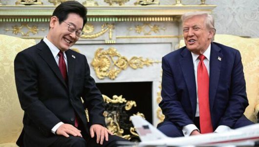 이재명(왼쪽) 대통령과 도널드 트럼프 미국 대통령이 8월 25일 미국 백악관에서 열린 한미 정상회담 도중 웃으며 대화를 나누고 있다. /AFP=연합뉴스