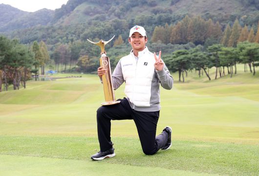 최승빈이 19일 경기도 파주 서원밸리 컨트리클럽에서 KPGA 투어 더 채리티 클래식 우승 트로피를 들고 있다./KPGA