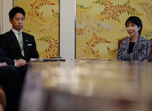 다카이치 사나에(오른쪽) 일본 자민당 신임 총재가 지난 17일 도쿄 국회의사당에서 후지타 후미타케 일본유신회 공동대표와 회담하고 있다. 유신회와 새로운 연립 정권 구축에 합의한 사나에 총재는 오는 21일 총리 지명 선거에서 승리가 확실시된다./로이터 연합뉴스