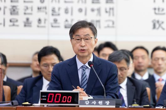 최재해 감사원장이 지난 16일 서울 여의도 국회에서 열린 법제사법위원회 감사원 등에 대한 국정감사에 출석해 증인선서하고 있다./뉴스1