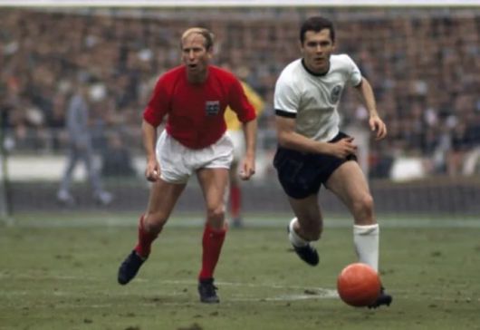 보비 찰턴(왼쪽)과 베켄바우어. 1966년 월드컵 결승 잉글랜드-독일 전에서 맞붙었다. 잉글랜드가 4대2로 이겼다.