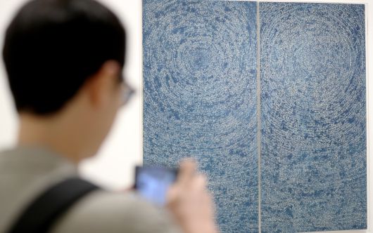 2023년 호암미술관 특별전 '한 점 하늘 김환기' 에 나온 ‘우주(05-IV-71 #200)’. 한국 미술품 최고가 132억원을 기록한 작품이다. /뉴스1