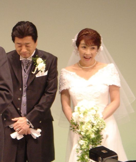 2005년 2월 8일 도쿄도 호텔에서 열린 다카이치 사나에와 야마모토 다쿠(왼쪽) 결혼식 피로연 사진./다카이치 사나에 X