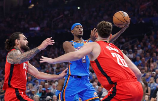 오클라호마시티 썬더의 샤이 길저스 알렉산더가 22일 NBA 개막전에서 휴스턴 로키츠 선수들의 수비를 피해 슛을 시도하고 있다. 지난 시즌 정규리그와 챔피언전 최우수선수였던 그는 이날도 35득점을 하며 승리를 이끌었다. /Alonzo Adams-Imagn Images 연합뉴스