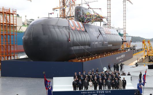 22일 오후 경남 거제시 한화오션에서 열린 3,600톤급 잠수함 장영실함(SS-III Batch-II 1번함, 길이 89m) 진수식후 참석자들이 기념촬영을 하고 있다./김동환 기자