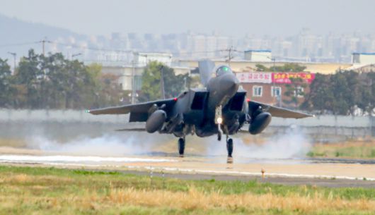 대규모 한미연합 공중훈련인 '프리덤 플래그(Freedom Flag)'가 열린 지난 4월 18일 오전 광주 광산구 공군 제1전투비행단 기지에서 한국공군 F-15K 전투기가 착륙하고 있다./김영근 기자