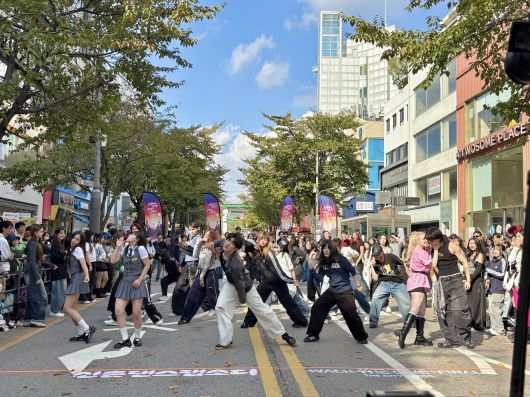 신촌 연세로 차없는 거리에서 열린 '엔하이픈 더 시티 서울'의 랜덤플레이 댄스 현장. /딩가딩가스튜디오