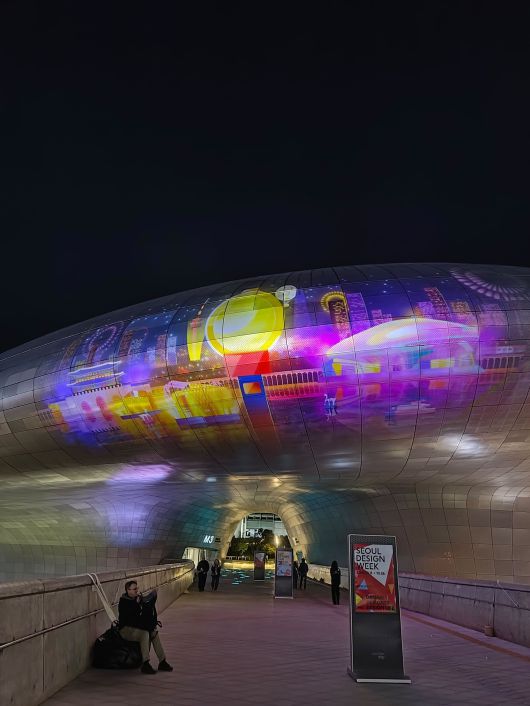 동대문디자인플라자(DDP)에서 펼쳐진 '엔하이픈 더 시티 서울' 미디어 파사드. /빌리프랩