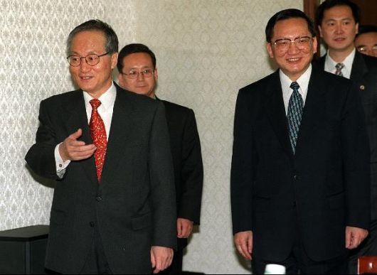 1999년 12월 10일 홍순영 외교통상부 장관이 방한한 탕자쉬안 중국 외교부장을 안내하고 있다. 홍 장관과 탕 부장은 11일부터 이틀간 버스를 함께 타고 경기도 이천을 오가며 '온천 외교'를  가졌다. /조선일보