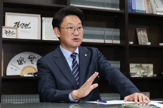 여의도 국회의원 회관에서 만난 곽상언 의원은 "정치 유튜브는 통제받지 않는 권력"이라며 "제도권 언론과 같은 수준으로 규제해야 한다"고 주장했다. /박성원 기자