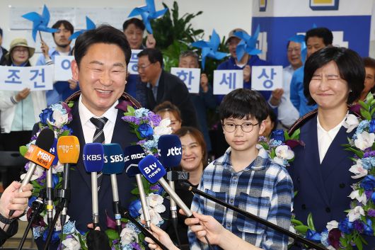 지난해 총선에서 종로구 국회의원으로 당선돼 소감을 밝히고 있는 곽상언 의원. 오른쪽은 아내인 고(故) 노무현 대통령의 딸 정연씨다. /연합뉴스