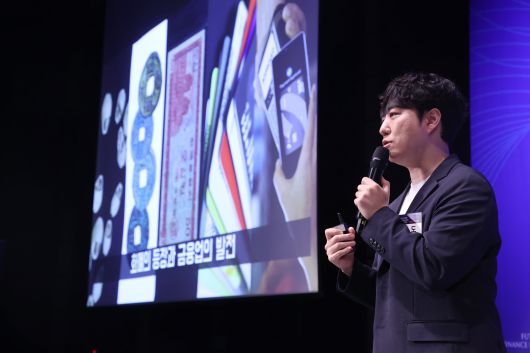 과학 커뮤니케이터 궤도가 지난 5월 서울 중구 웨스틴조선호텔에서 열린 '2025 미래금융포럼'에서 강연하고 있다. /조선미디어 DB