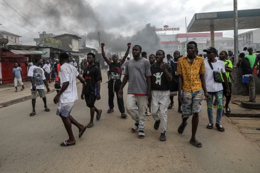 시위 현장에서 연기가 치솟고 있다. /EPA 연합뉴스
