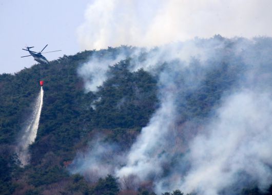 지난 3월 발생한 경남 산청·하동 산불 현장에서 헬기가 물을 뿌리며 진화작업을 하고 있다. /뉴스1