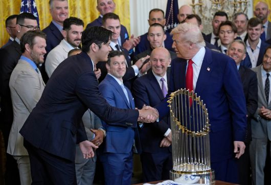 지난 4월 백악관에서 열린 행사에 초청받은 LA다저스 오타니 쇼헤이(왼쪽)와 도널드 트럼프 미국 대통령이 악수하고 있다. /UPI 연합뉴스