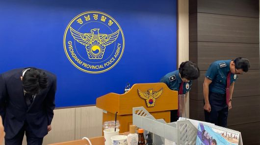 지난해 8월 경남경찰청 지휘부가 경남경찰청 기자실에서 하동 순찰차 사망 사건과 관련해 사과하며 고개를 숙이고 있다. /뉴스1