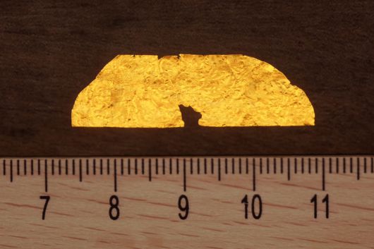 ‘선각단화쌍조문금박(線刻團華雙鳥文金箔). 가로 3.6cm다.