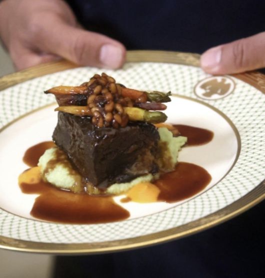 에드워드 리 셰프가 2023년 백악관에서 열린 한미 정상 만찬에서 메인 메뉴로 내놓은 ‘잣을 곁들인 소갈비찜’./로이터 연합뉴스