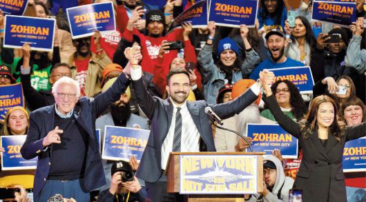 UPI 연합뉴스샌더스·코르테스 손 맞잡은 34세 맘다니  지난 26일 미국 뉴욕 포리스트힐 스타디움에서 민주당 뉴욕 시장 후보인 조란 맘다니(가운데)가 버니 샌더스(왼쪽) 무소속 상원 의원, 알렉산드리아 오카시오코르테스 민주당 하원 의원과 손잡고 지지자들에게 인사하고 있다.