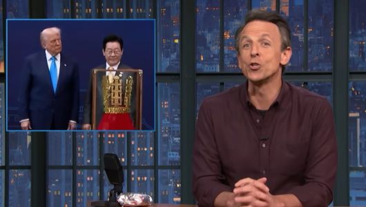 NBC 방송의 시사 토크쇼 진행자인 세스 메이어스가 이재명 대통령이 도널드 트럼프 미국 대통령에 선물한 금관을 주제로 발언을 하고 있다. /NBC