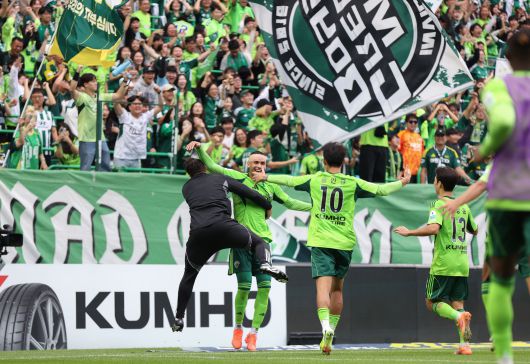 지난달 18일 K리그1 33라운드에서 수원FC를 2대0으로 꺾고 통산 10번째 우승을 확정한 전북 현대 선수들과 코칭스태프가 환호하고 있다./한국프로축구연맹