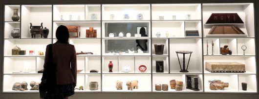 지난 2022년 서울 용산 국립중앙박물관에서 열린 고(故) 이건희 회장 기증 1주년 기념전 ‘어느 수집가의 초대' 언론공개회에서 한 참석자가 전시를 관람하고 있다. /뉴스1