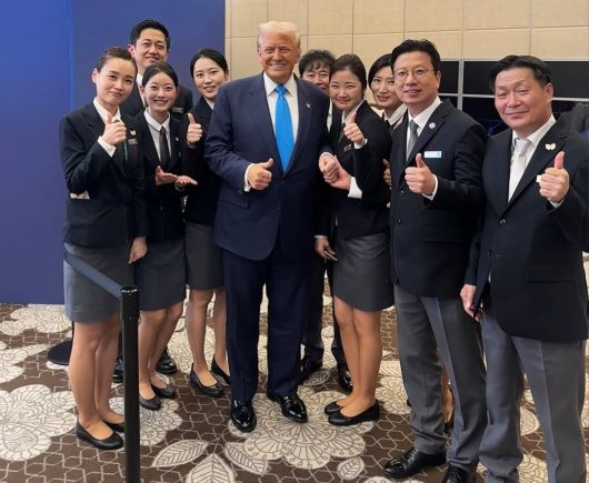 도널드 트럼프 미국 대통령이 지난달 29일 경주 힐튼호텔 만찬장에 있는 호텔 직원들과 기념 사진을 찍었다. /경주힐튼호텔 SNS