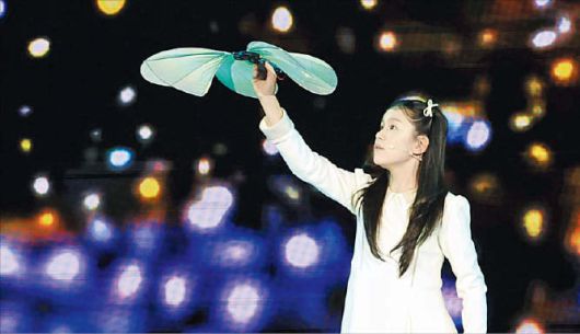 연합뉴스21국 이어주는 ‘로봇 나비’  지난 31일 경주에서 열린 APEC 정상회의 환영 만찬에서 로봇 나비를 날려 보내는 공연이 펼쳐지고 있다.