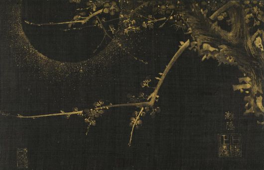 이정, ‘월매(月梅)'. 조선 1594, 검은 비단에 금니. 보물로 지정된 ‘삼청첩’ 중 한 그림으로, 둥글게 뜬 달을 배경으로 꽃이 핀 매화 줄기를 그렸다. /간송미술문화재단