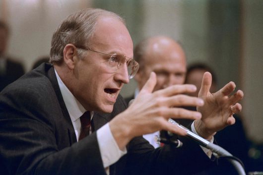 1989년 3월 14일 미 국방장관 지명자 딕 체니가 상원 군사위원회 인사청문회에 출석해 증언하고 있다./AFP 연합뉴스