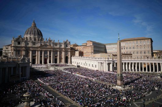 지난 1일 바티칸 성베드로광장에서 거행된 모든 성인 대축일 미사에서 레오 14세 교황이 ‘교육계 희년'(Jubilee of the Educational World) 참가자들과 함께 미사를 주례하고 있다. /AP 연합뉴스