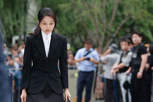 도이치모터스 주가조작 연루 의혹 등을 받는 김건희 여사가 지난 8월 6일 서울 종로구 김건희 특검 사무실에 피의자 신분으로 소환되고 있다. /뉴시스