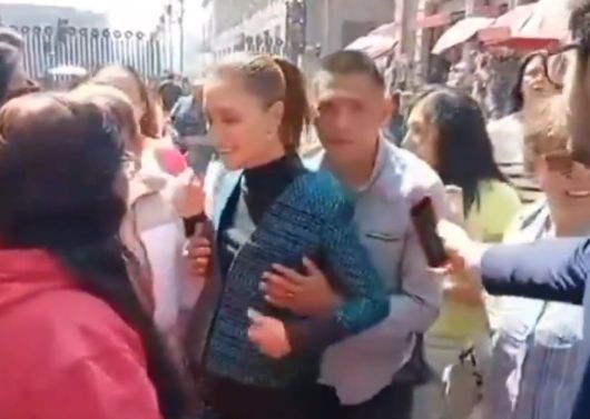 셰인바움 대통령에게 접근해 신체접촉을 하고 있는 남성. /엑스