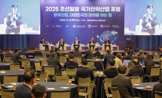 6일 오후 서울 중구 대한상공회의소 국제회의장에서 열린 조선일보 주최 '국가전략산업 포럼'에서 장원준(왼쪽부터) 전북대 첨단방산학과 교수, 김도화 현대로템 DS글로벌사업1실 상무, 이원익 록히드마틴코리아 대표, 김철희 코트라 전문위원, 김현욱 방위사업청 아시아중남미협력담당관이 무대에 올라 K방산의 미래 전략에 대해 논의하고 있다. 이날 행사엔 국내외 방산 기업 등 30여 개 업체와 관계자 100여 명이 참석했다. /장련성 기자