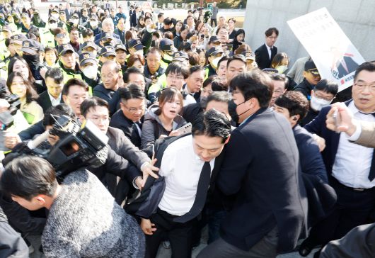 장동혁 국민의힘 대표가 6일 광주를 찾아 국립 5·18민주묘지를 참배하기 위해 들어서자 광주전남촛불행동 회원들이 몸싸움을 하며 막아서고 있다./뉴스1