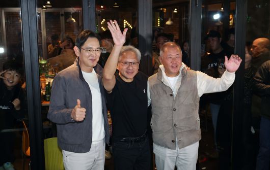 이재용(왼쪽부터) 삼성전자 회장, 젠슨 황 엔비디아 최고경영자(CEO), 정의선 현대차그룹 회장이 지난달 30일 서울 강남구 삼성동의 치킨집에서 회동을 마친 뒤 기념촬영을 하고 있다. 뉴스1