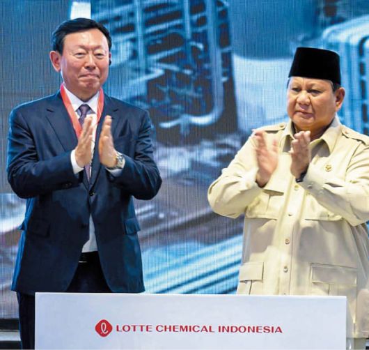 신동빈(왼쪽) 롯데그룹 회장과 프라보워 수비안토 인도네시아 대통령이 지난 6일(현지 시각) 인도네시아 반텐주 찔레곤시에서 열린 롯데케미칼 인도네시아(LCI) 준공식에 참석해 박수를 치고 있다./롯데케미칼