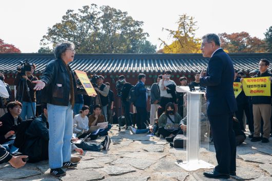 7일 오후 서울 종로구 종묘에서 허민(오른쪽) 국가유산청장에게 항의하고 있는 세운4구역 재개발 구역 주민(왼쪽). 허 청장이 이날 종묘 인근 세운4구역에 고층 빌딩을 지을 수 있도록 한 서울시 고시에 대해 반대한다는 입장을 발표하자, 세운4구역 주민들은 “정부가 피해를 보상할 것이냐”며 반발했다./장련성 기자
