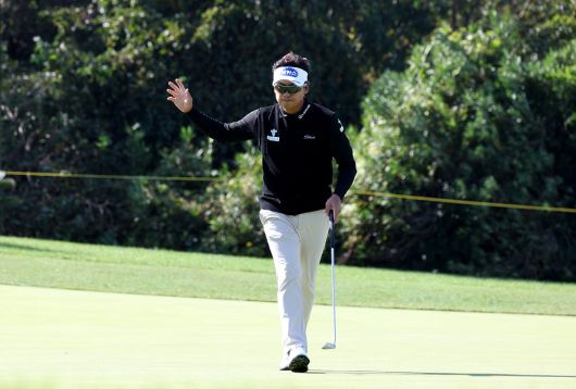 박상현이 9일 제주 테디밸리 골프앤리조트에서 열린 KPGA 투어 챔피언십 4라운드에서 4번홀 버디 퍼트에 성공한 뒤 인사하고 있다./KPGA