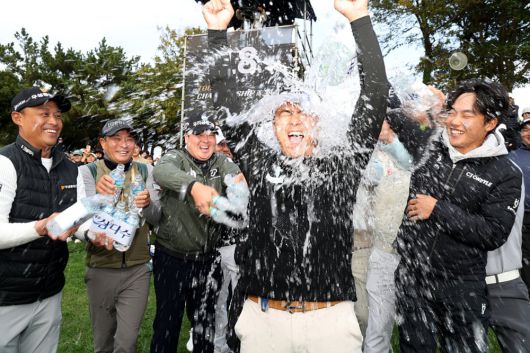 박상현이 9일 제주 테디밸리 골프앤리조트에서 KPGA 투어 챔피언십 우승을 확정한 뒤 축하 물 세례를 받고 있다./KPGA